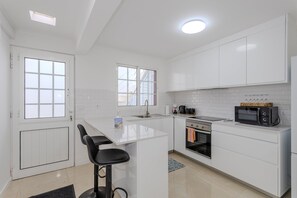 Wasserkocher mit Kaffee-/Teezubehör, Kühlschrank, Mikrowelle, Ofen