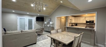Corporate Stay Villa 3-bedroom house with in Gulfport Newly Renovated