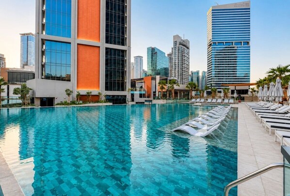 Outdoor pool - HAVN - Modern Studio in Peninsula, Business Bay (Dubai)