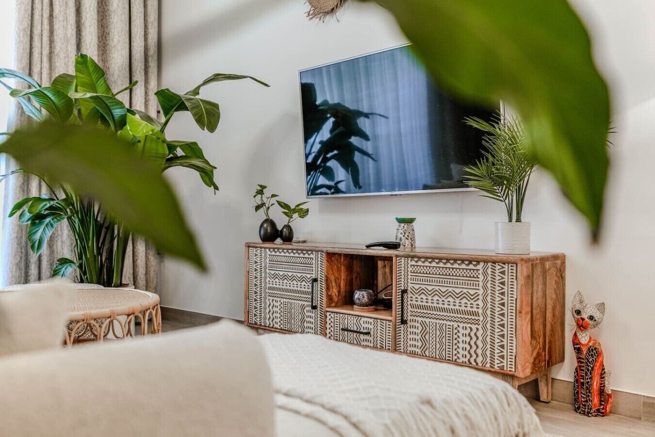 Desk, iron/ironing board, WiFi, bed sheets