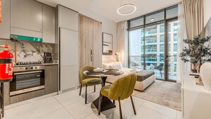 Un apartamento moderno con cocina, comedor y sala de estar.