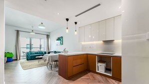 Un appartement moderne comprenant une cuisine, un coin repas et un salon.