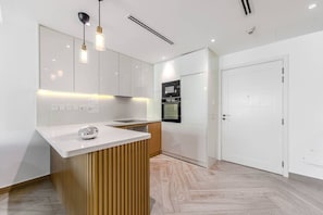 Wasserkocher mit Kaffee-/Teezubehör, Kühlschrank, Mikrowelle, Ofen