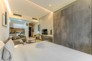 Tabla de planchar con plancha, wifi, ropa de cama