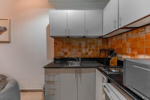 Een koelkast, een microgolfoven, een oven, een kookplaat