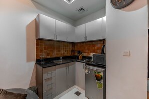 Private kitchen - HAVN - Studio in Hanover Square, JVC (Dubai)