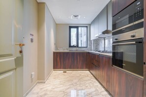 Wasserkocher mit Kaffee-/Teezubehör, Kühlschrank, Mikrowelle, Ofen