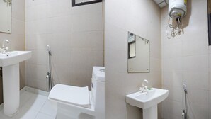 A bathroom with a toilet, a sink, and a shower. - Collection O Noida Sector 52 Metro Station (Noida)