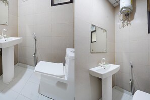 Ein Badezimmer mit Toilette, Waschbecken und Dusche.