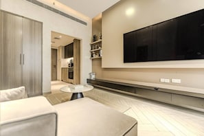 TV - HAVN - Studio in Oxford with Pool View, JVC (Dubai)