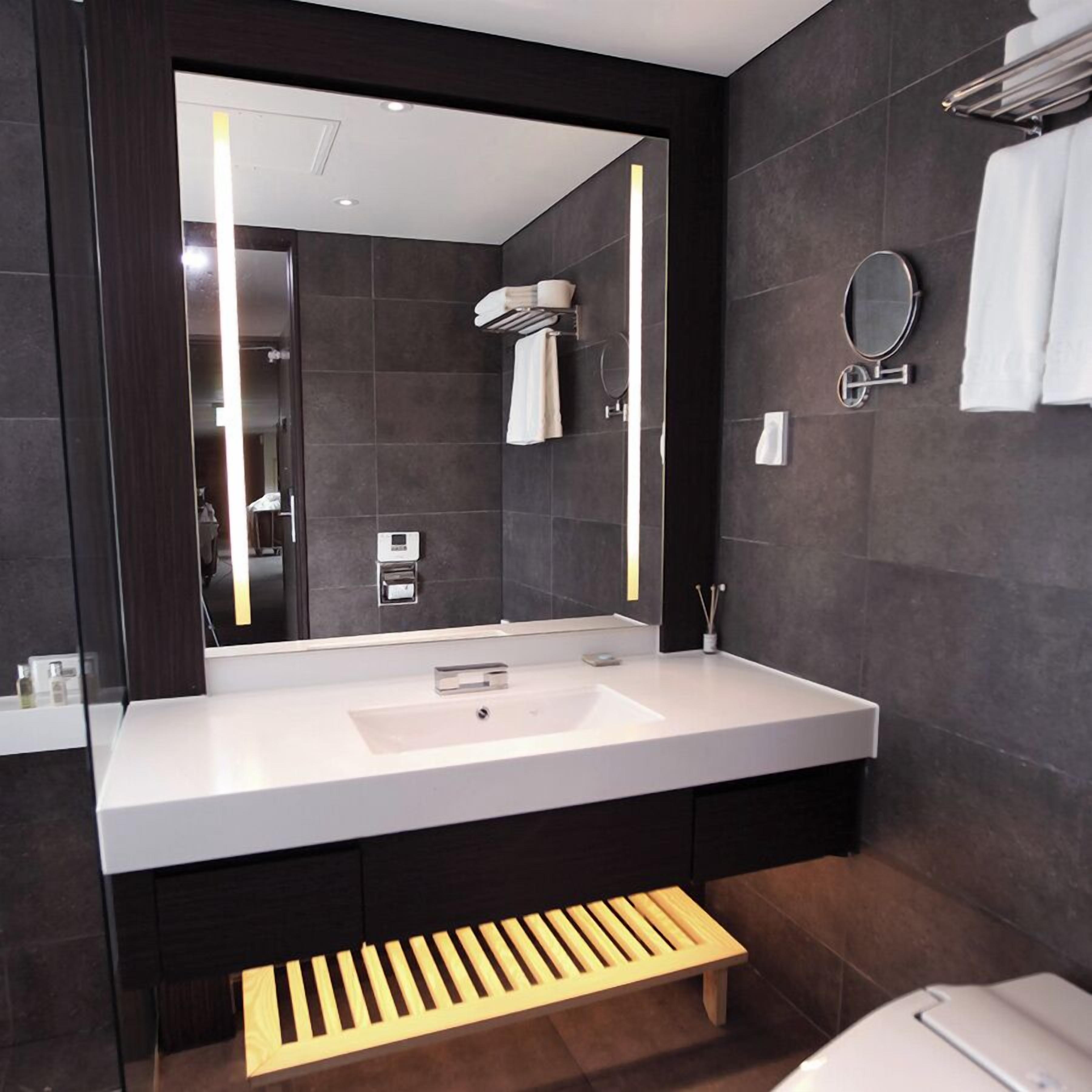 Premium Room, Balcony, Sea View | Bathroom | Separate tub and shower, hair dryer, bidet, towels
