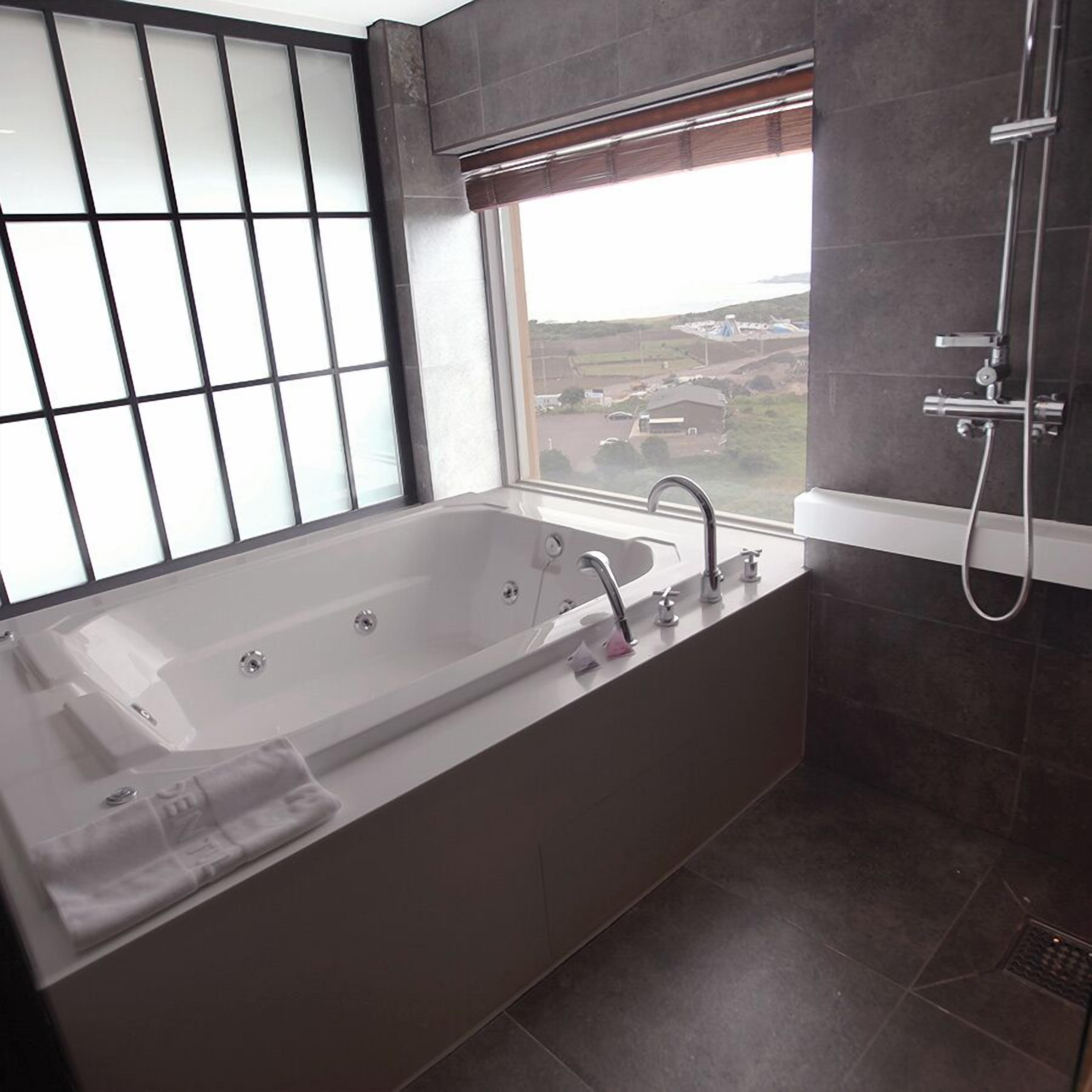Bañera y ducha independientes, secador de pelo, bidet, toallas