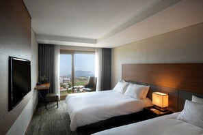 Camera Standard con letto matrimoniale o 2 letti singoli, balcone, vista mare parziale | Una scrivania, Wi-Fi gratuito