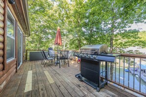 Outdoor dining - Osage Beach Cabin with Private Dock and Lily-Pad (Osage Beach)