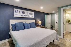 Ein Schlafzimmer mit einem Bett, einem Wandzeichen und einer Tür.