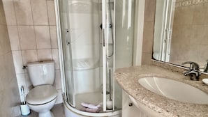 Unclassified image, 2 of 6, button - Two-bedroom apartment on the beach, right on the water, near shops (Olmeto)