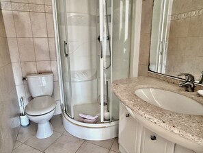 Bathroom - Two-bedroom apartment on the beach, right on the water, near shops (Olmeto)
