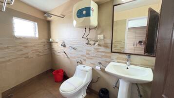 Family Quadruple Room, City View | Bathroom