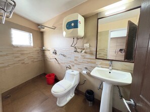 Family Quadruple Room, City View | Bilik Mandi | Pancuran mandi, kelengkapan dandanan diri percuma, tuala disediakan 