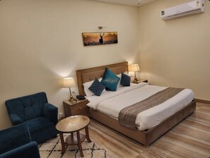 Standard Room | Meja, ruang kerja komputer riba, Wi-fi percuma 