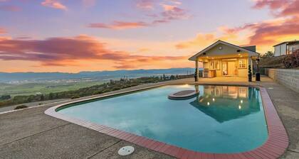 Viewtacular 1-bedroom studio with Lazy Lagoon Pool in East Medford