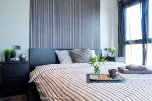 4 bedrooms, iron/ironing board, WiFi, bed sheets - Designer home with a heated (covered) pool (La Listada)