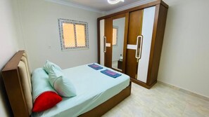 Premium-Apartment, 3 Schlafzimmer, Balkon | Schreibtisch, laptopgeeigneter Arbeitsplatz, Verdunkelungsvorhänge