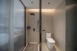 Habitación superior con 2 camas individuales, vista a la ciudad | Baño | Regadera, secadora de cabello, pantuflas, toallas 