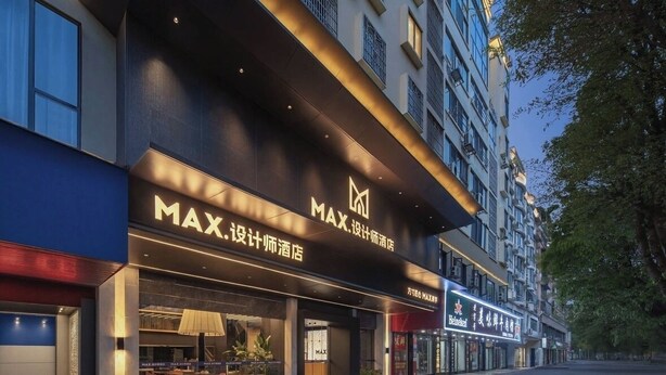 Un hotel con un letrero MAX bien visible, un restaurante a la vista y un letrero Beikei.