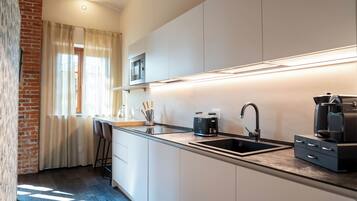 Eine moderne Küche mit integriertem Mikrowellenherd, Spüle und Kaffeemaschine.