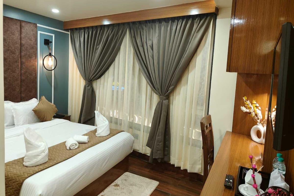 Deluxe Double Room, Valley View | Desk, free WiFi