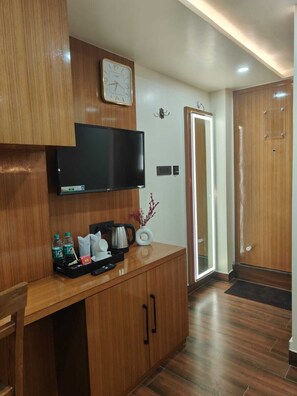Deluxe Double Room, Valley View | Meja, Wi-fi percuma 