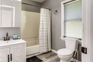 Bathroom - Group-Friendly Toledo Home for Zoo & Game Days (Toledo)