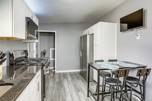 Dining - Group-Friendly Toledo Home for Zoo & Game Days (Toledo)