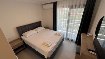 Espacio para trabajar con laptop y cortinas blackout 