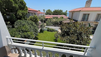 Habitación Confort doble, balcón, vistas al mar | Jardines del alojamiento