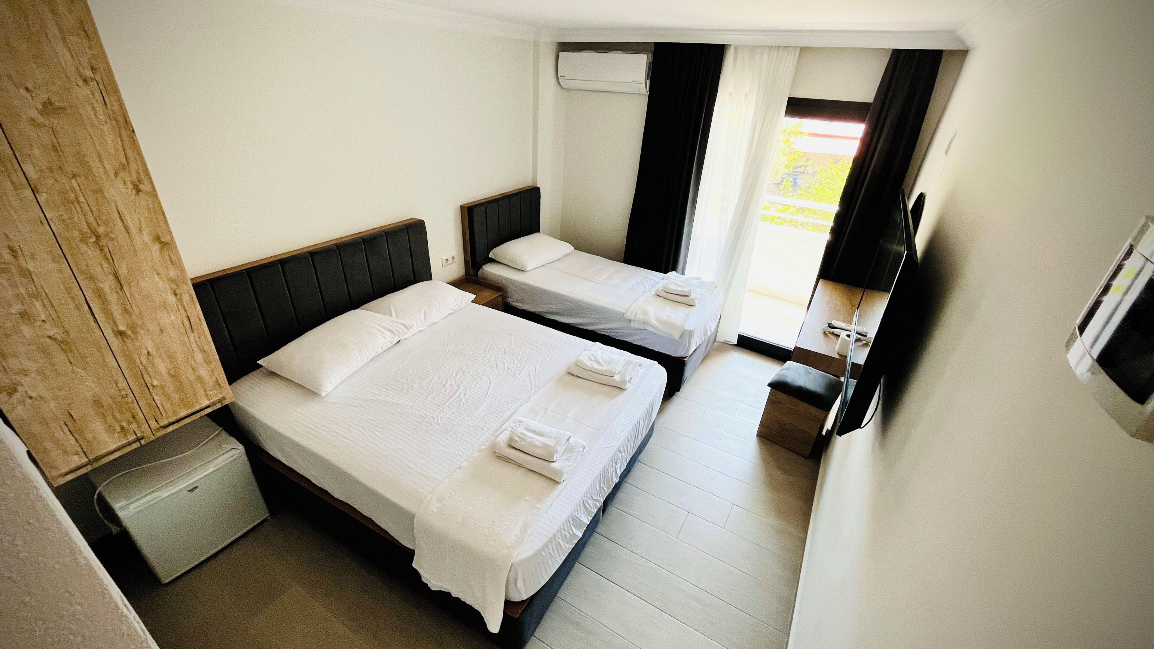 Comfort-Dreibettzimmer, Balkon, Meerblick | Laptopgeeigneter Arbeitsplatz, Verdunkelungsvorhänge