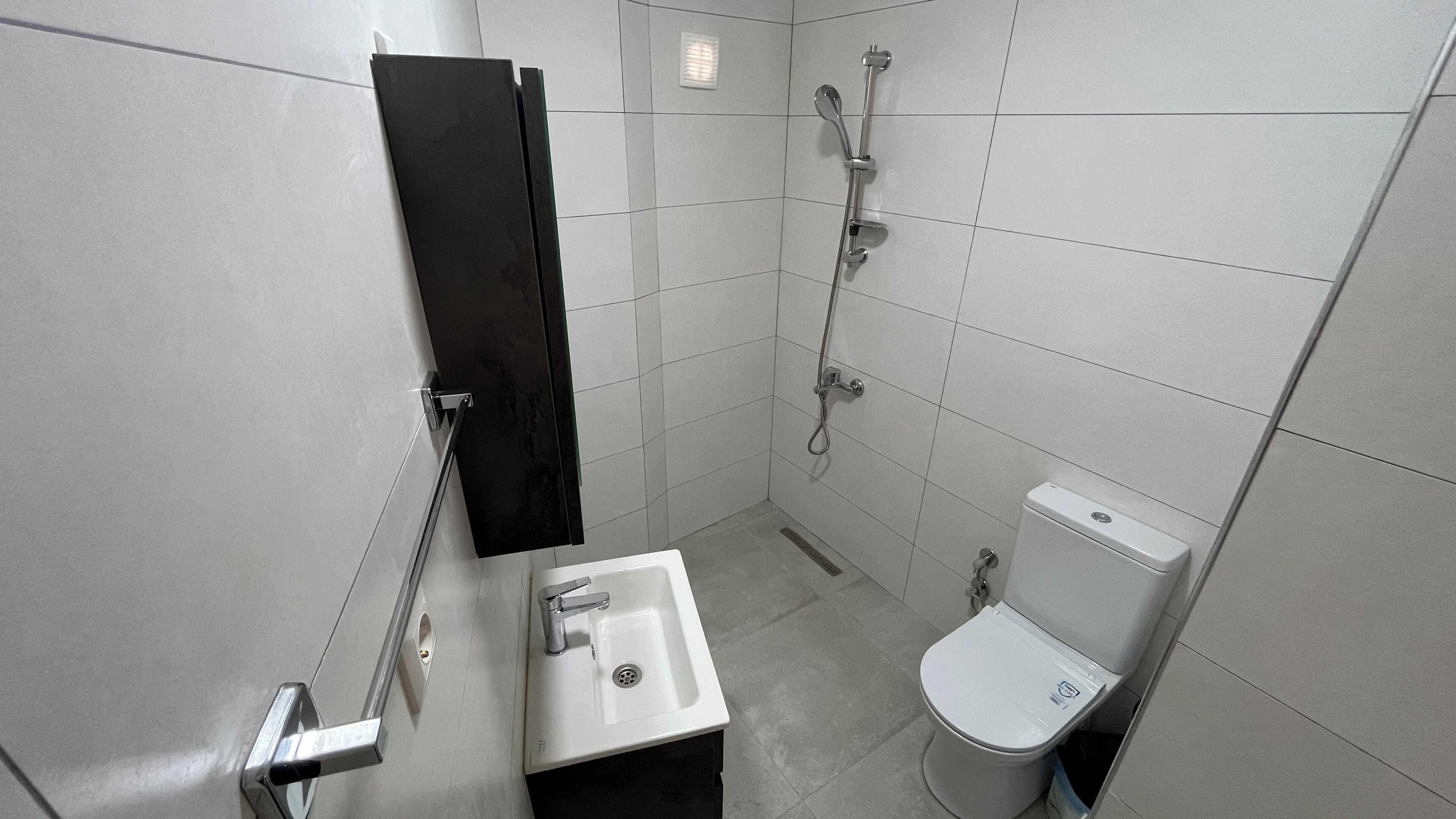 Chambre Double Confort, balcon, vue mer | Salle de bain | Douche, sèche-cheveux, serviettes fournies, savon