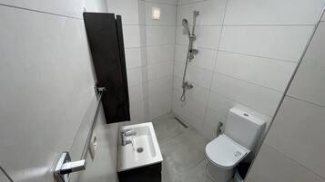 Chambre Double Confort, balcon, vue mer | Salle de bain | Douche, sèche-cheveux, serviettes fournies, savon