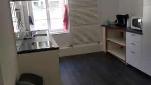 Geladeira, micro-ondas, fogão, lava-louças