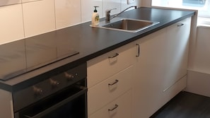 Wasserkocher mit Kaffee-/Teezubehör, Kühlschrank, Mikrowelle, Ofen