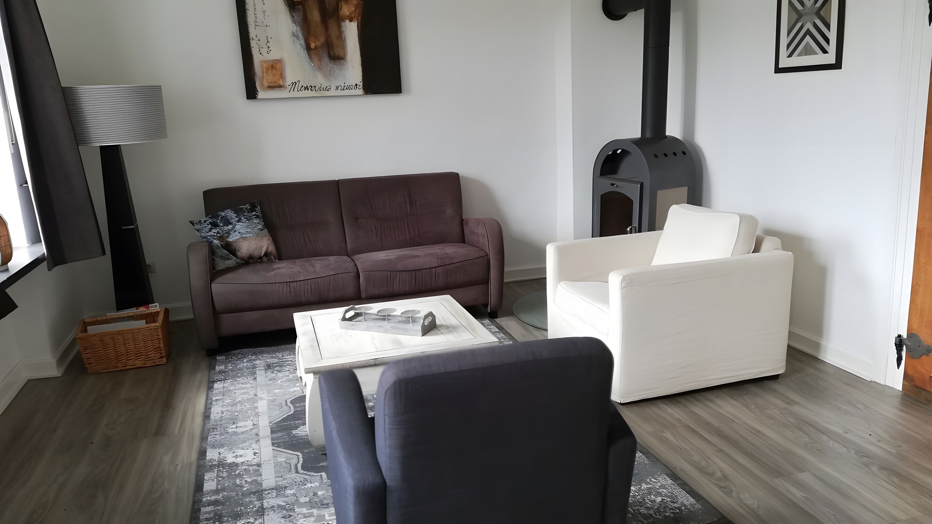 Een televisie, een open haard en een tafeltennistafel