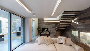 Habitación con 1 cama matrimonial o 2 individuales, balcón, vista al mar | Área de sala de estar