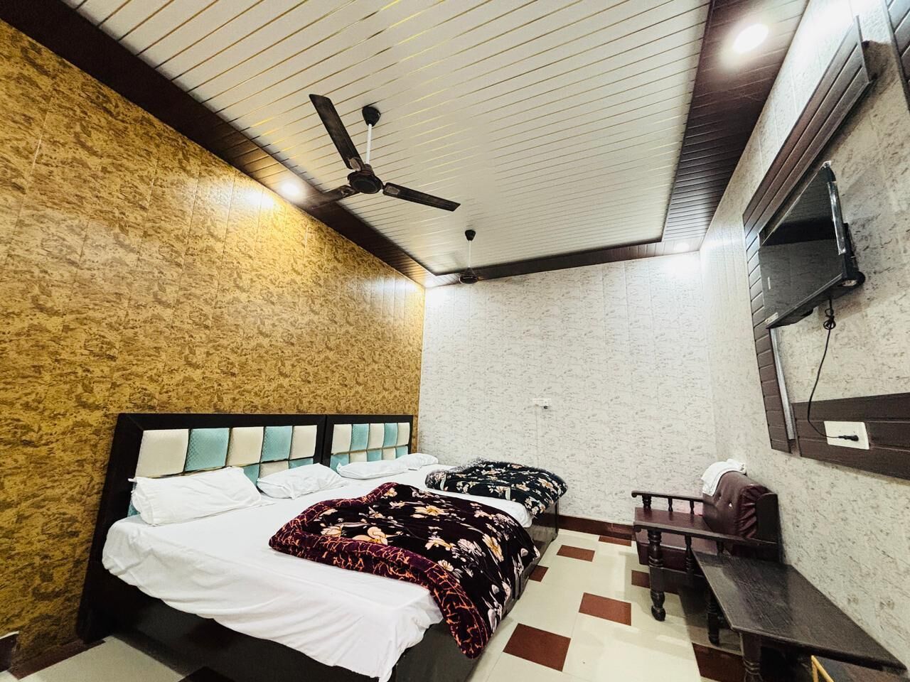 Family Room | Desk, laptop workspace, free WiFi