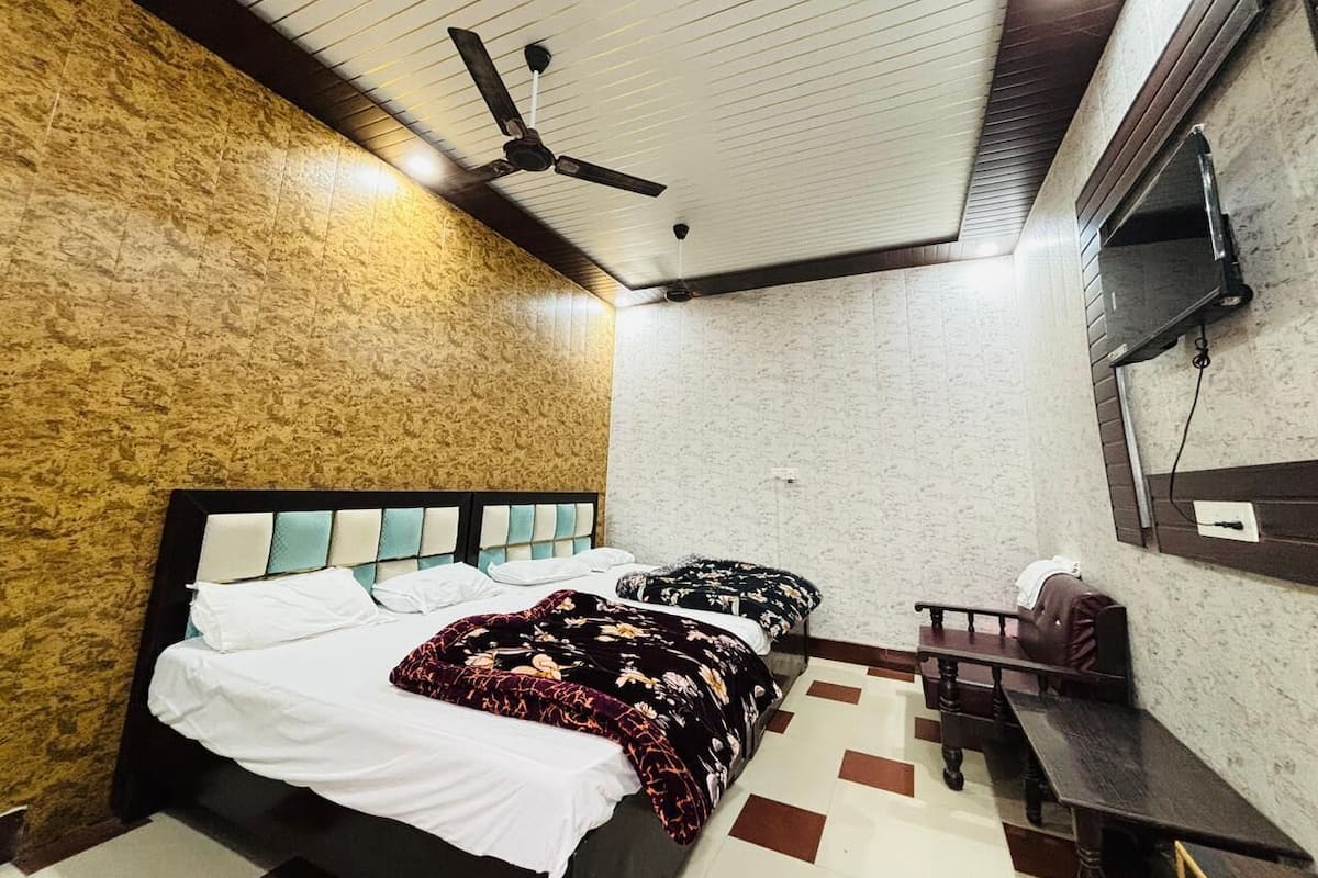 Premium Family Room | Desk, laptop workspace, free WiFi