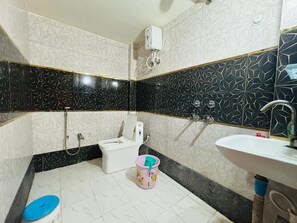 Family Room | Bathroom | Shower, free toiletries, towels, soap - Shri Hari Lodge (Ayodhya)