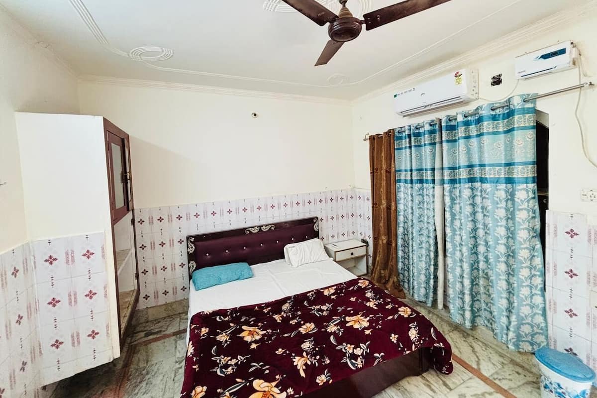 Suite Room | Desk, laptop workspace, free WiFi