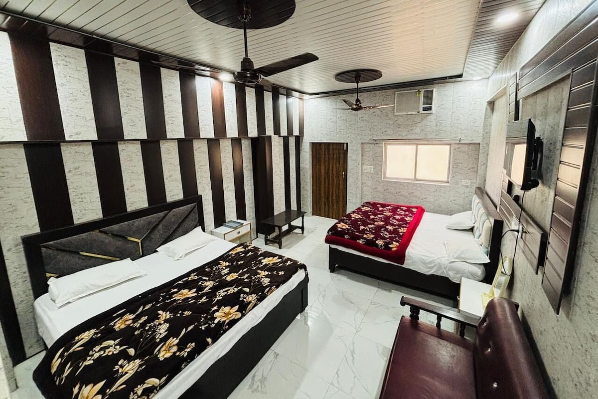 Hypo-allergenic bedding, desk, laptop workspace, free WiFi