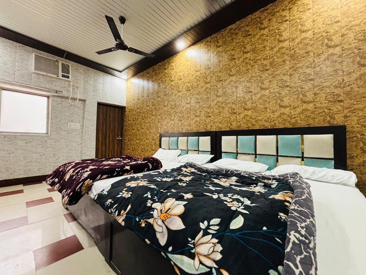 Premium Family Room | Ropa de cama hipoalergénica y escritorio