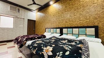 Premium Family Room | Ropa de cama hipoalergénica y escritorio